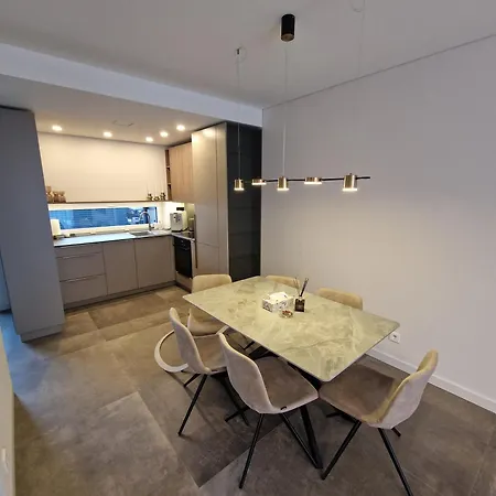 Monci Erdvus Apartamentai Monciskese Su Uzdaru Kiemeliu Будинок відпочинку *