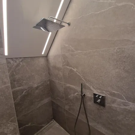 Monci Erdvus Apartamentai Monciskese Su Uzdaru Kiemeliu *