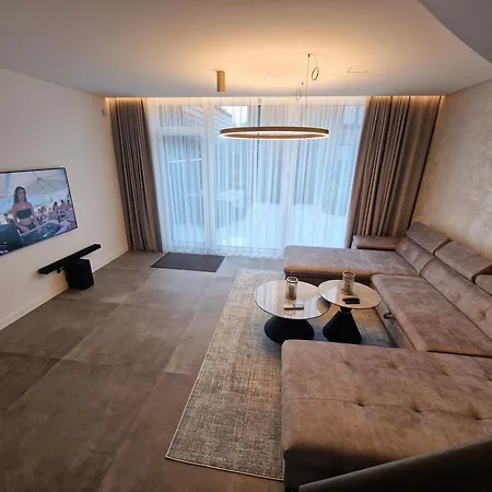 Monci Erdvus Apartamentai Monciskese Su Uzdaru Kiemeliu Паланга