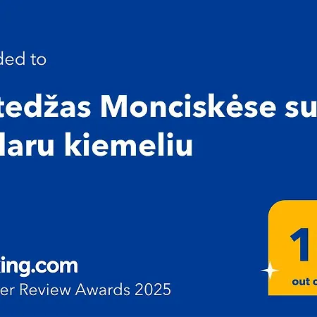 Monci Erdvus Apartamentai Monciskese Su Uzdaru Kiemeliu Будинок відпочинку *