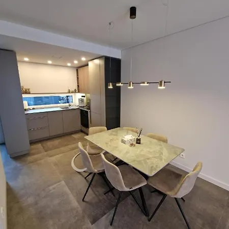 Monci Erdvus Apartamentai Monciskese Su Uzdaru Kiemeliu Паланга