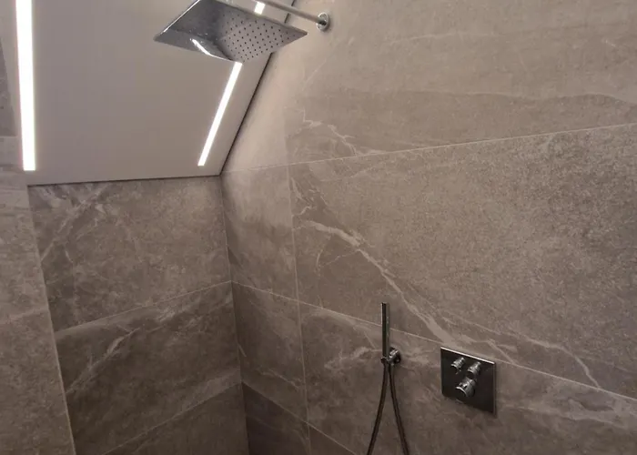 Monci Erdvus Apartamentai Monciskese Su Uzdaru Kiemeliu *