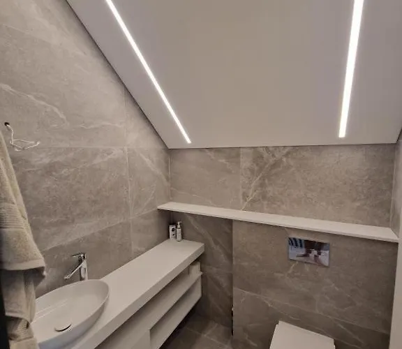 Monci Erdvus Apartamentai Monciskese Su Uzdaru Kiemeliu *