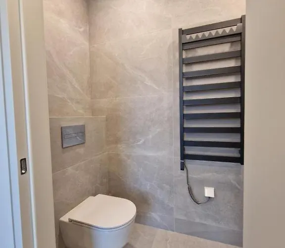 Monci Erdvus Apartamentai Monciskese Su Uzdaru Kiemeliu بيت للعطل