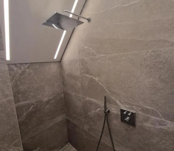 Monci Erdvus Apartamentai Monciskese Su Uzdaru Kiemeliu *